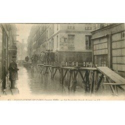 carte postale ancienne INONDATION DE PARIS 1910. Passerelles rue de Beaune