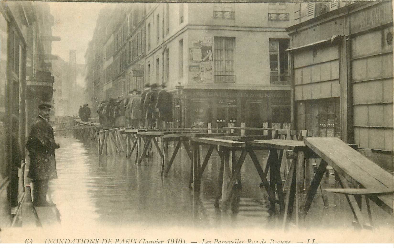 carte postale ancienne INONDATION DE PARIS 1910. Passerelles rue de Beaune