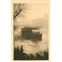 carte postale ancienne INONDATION DE PARIS 1910. Pêcheurs et Péniche sur la Seine en crue