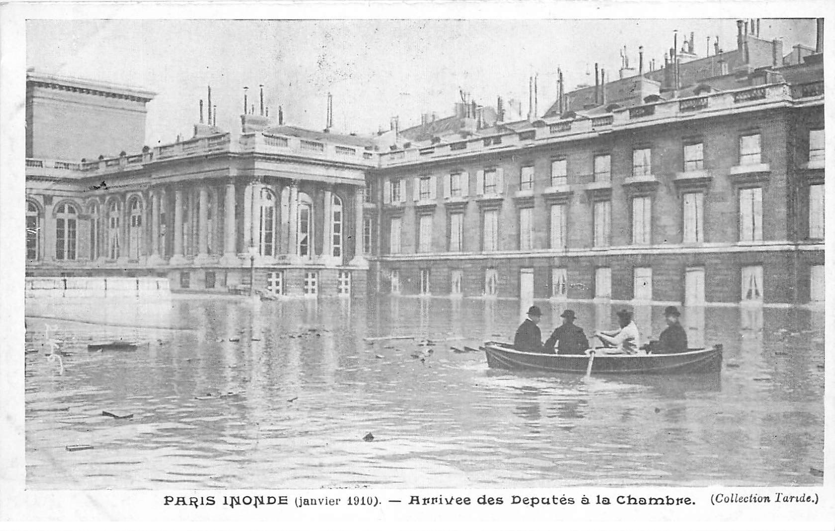 carte postale ancienne INONDATION DE PARIS 1910. Arrivée des Députés à la Chambre. Collection Taride
