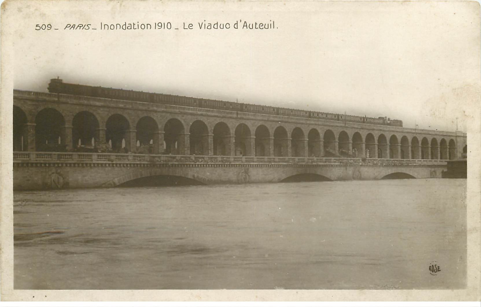 carte postale ancienne INONDATION DE PARIS 1910. Viaduc d'Auteuil. Edition Rose. Manufacture Blanc à Valence