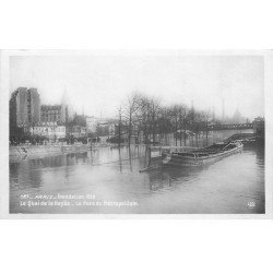 carte postale ancienne INONDATION DE PARIS 1910. Péniche Pont du Métropolitain. Edition Rose.