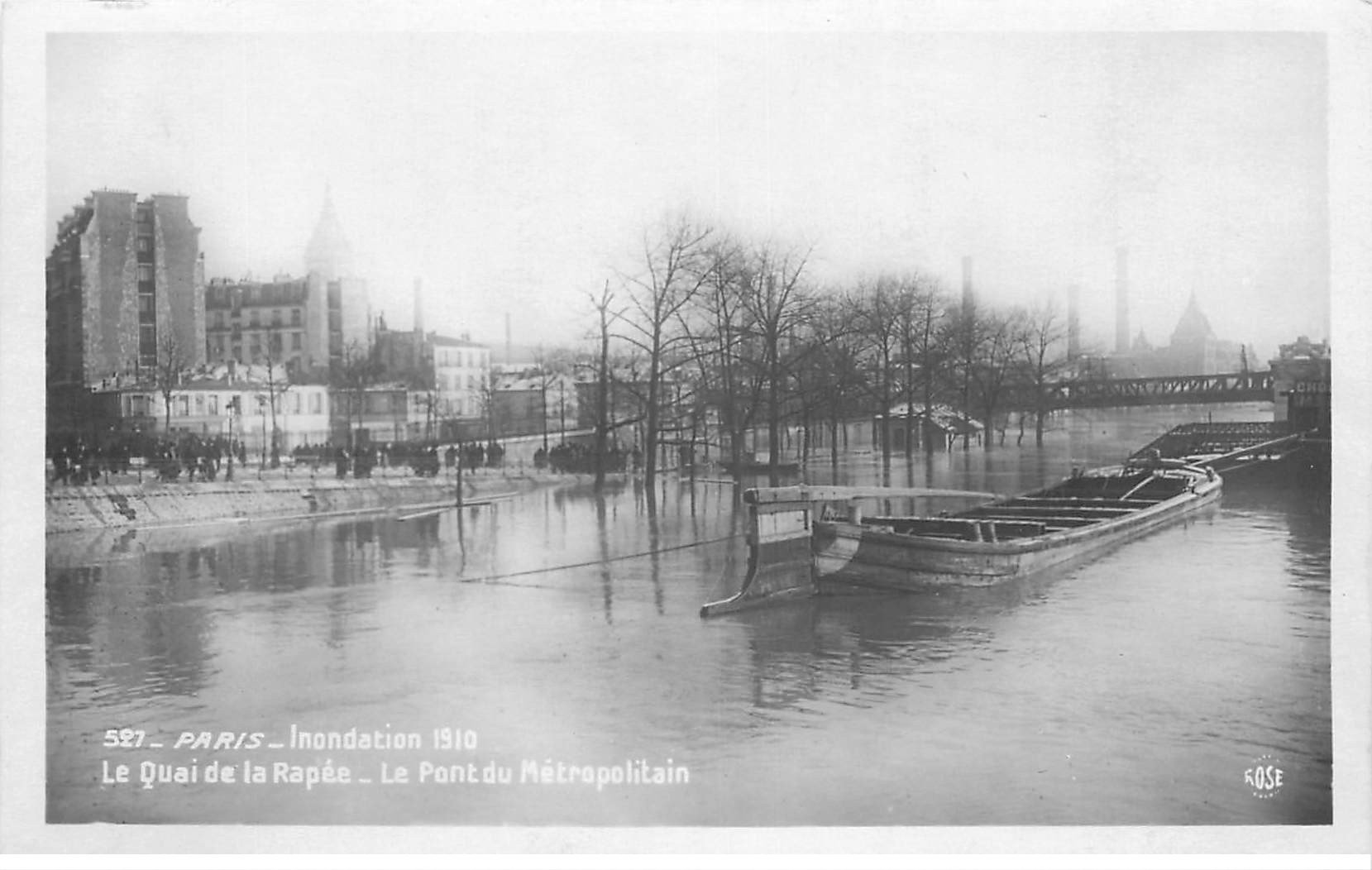 carte postale ancienne INONDATION DE PARIS 1910. Péniche Pont du Métropolitain. Edition Rose.