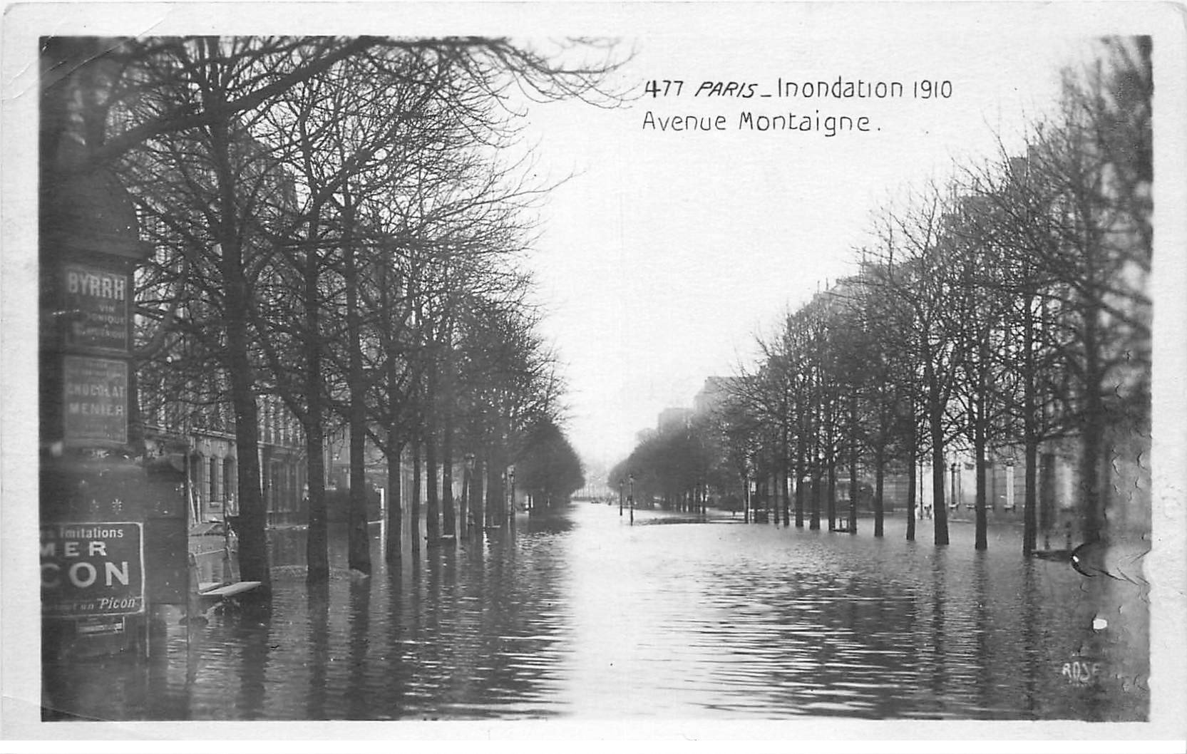 carte postale ancienne INONDATION DE PARIS 1910. Avenue Montaigne. Edition Rose.