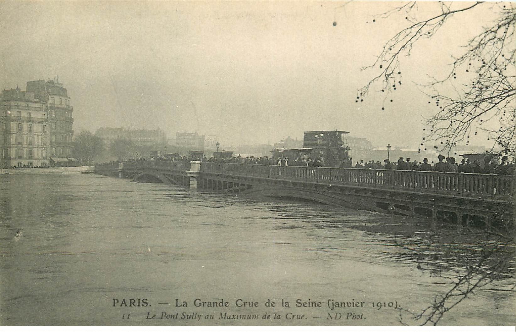 INONDATION ET CRUE DE PARIS 1910. Pont Sully animé