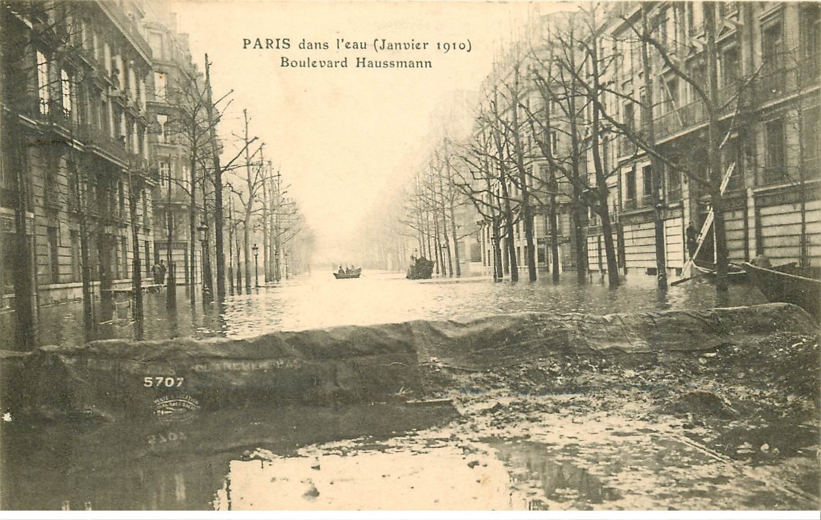carte postale ancienne INONDATION ET CRUE DE PARIS 1910. Boulevard Haussmann. Timbrée