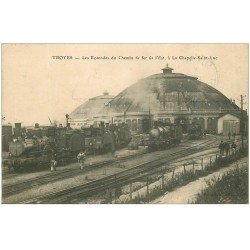 carte postale ancienne 10 TROYES. Les Rotondes du Chemin de Fer. Trains et locomotives à vapeur. Tampon Militaire 1911