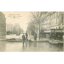 carte postale ancienne INONDATION ET CRUE DE PARIS 1910. Boulevard Diderot Policiers et Facteur