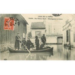 carte postale ancienne INONDATION ET CRUE DE PARIS 1910. Rue Félix David déménagement en bateau