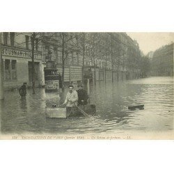 carte postale ancienne INONDATION ET CRUE DE PARIS 1910. Un bateau de fortune