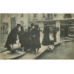 INONDATION ET CRUE DE PARIS 1910. Embarcadère rue de Lille