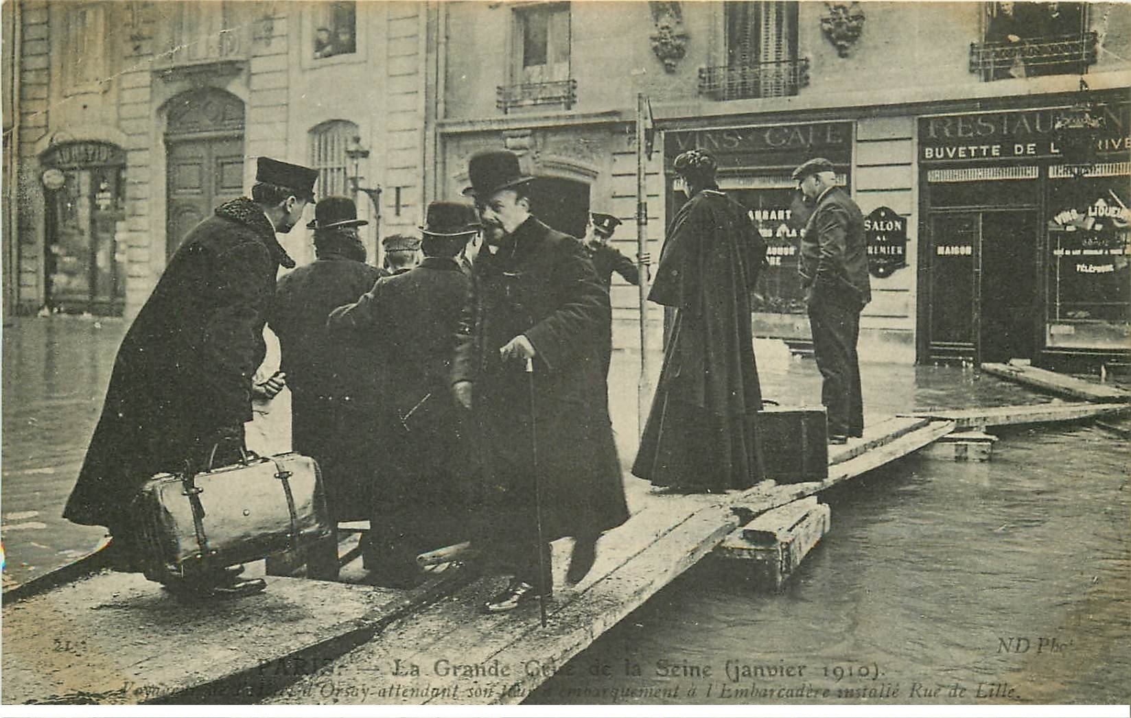 INONDATION ET CRUE DE PARIS 1910. Embarcadère rue de Lille