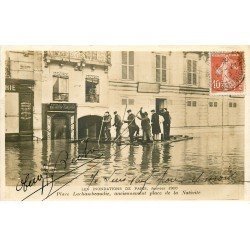 carte postale ancienne INONDATION ET CRUE DE PARIS 1910. Place Lachambeaudie radeau de fortune