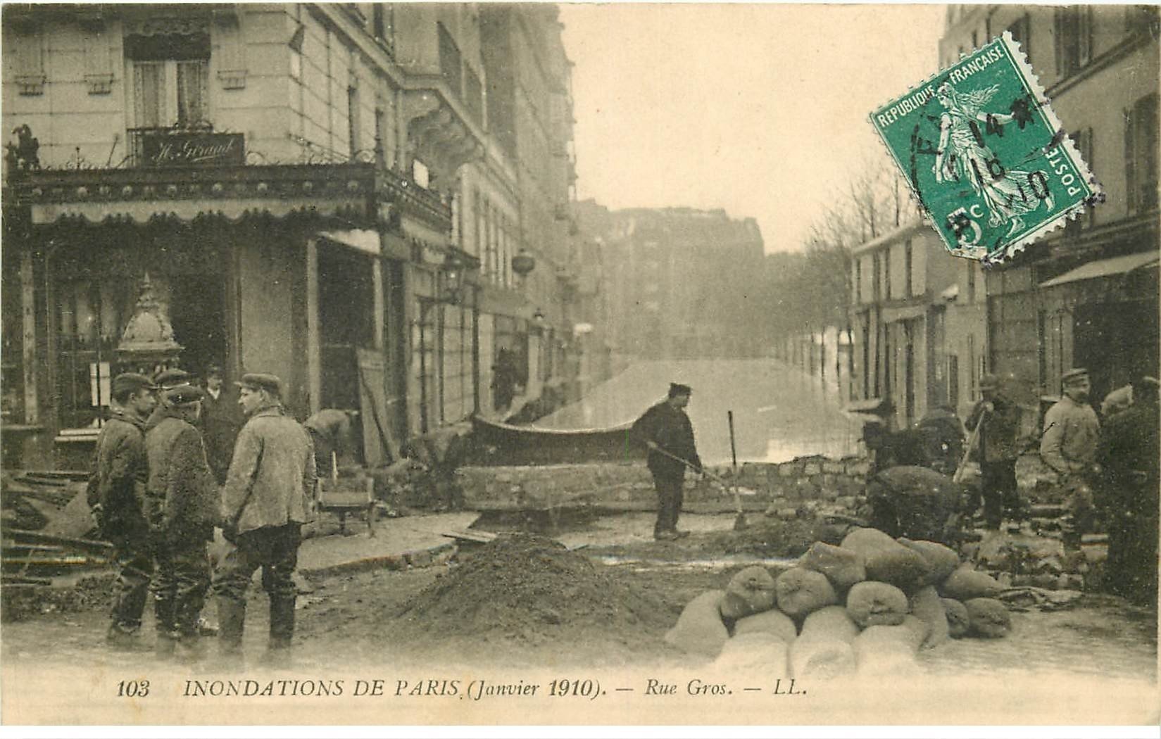 INONDATION ET CRUE DE PARIS 1910. Rue Gros digue de fortune