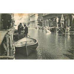 carte postale ancienne INONDATION ET CRUE DE PARIS 1910. Rue Bellechasse passerelles sur chevalets et barques