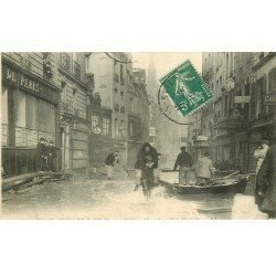 carte postale ancienne INONDATION ET CRUE DE PARIS 1910. Sauvetage Place Maubert