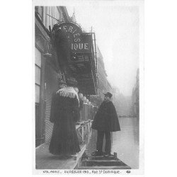 carte postale ancienne INONDATION ET CRUE DE PARIS 1910. Rue Saint-Dominique Agent de Police