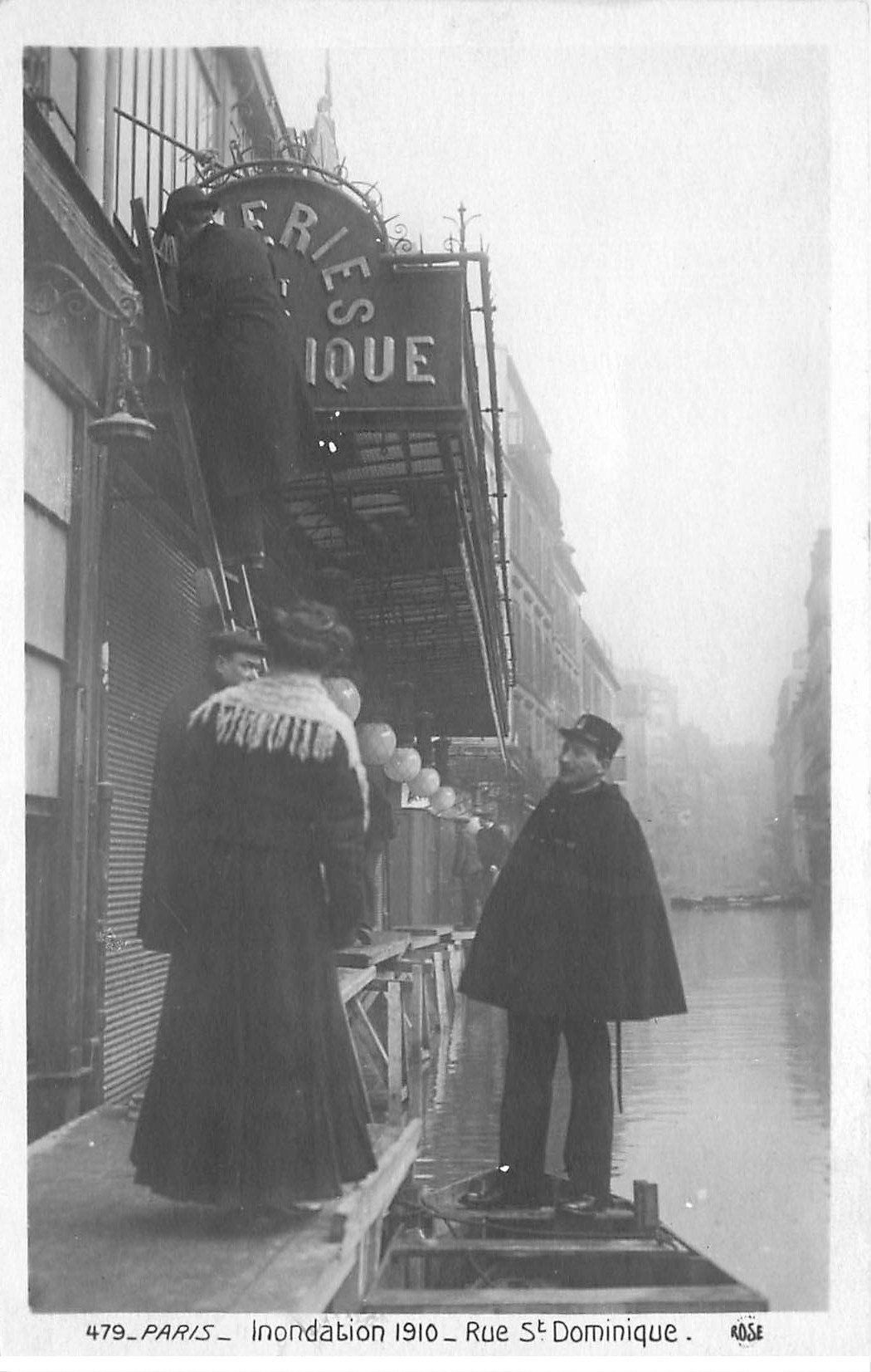 carte postale ancienne INONDATION ET CRUE DE PARIS 1910. Rue Saint-Dominique Agent de Police