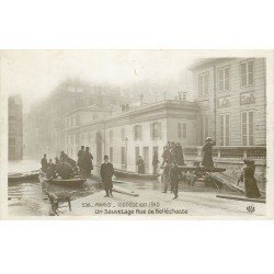 carte postale ancienne INONDATION ET CRUE DE PARIS 1910. Sauvetage Rue de Bellechasse . Manufacture à Valence
