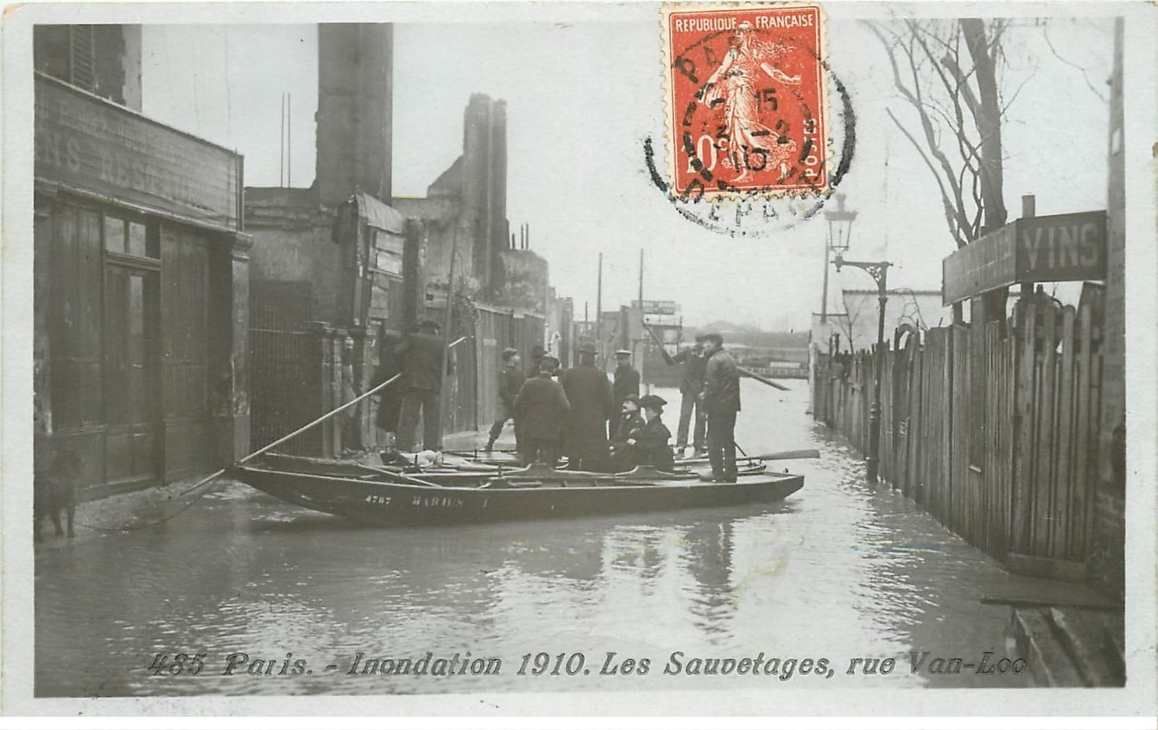 carte postale ancienne INONDATION ET CRUE DE PARIS 1910. Sauvetages Rue Van-Loo