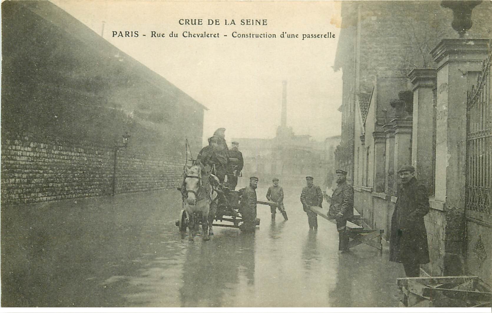 INONDATION ET CRUE DE PARIS 1910. Rue du Chevaleret construction d'une passerelle et attelage