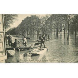 carte postale ancienne INONDATION ET CRUE DE PARIS 1910. Place de l'Alma embarcadère de Bateaux