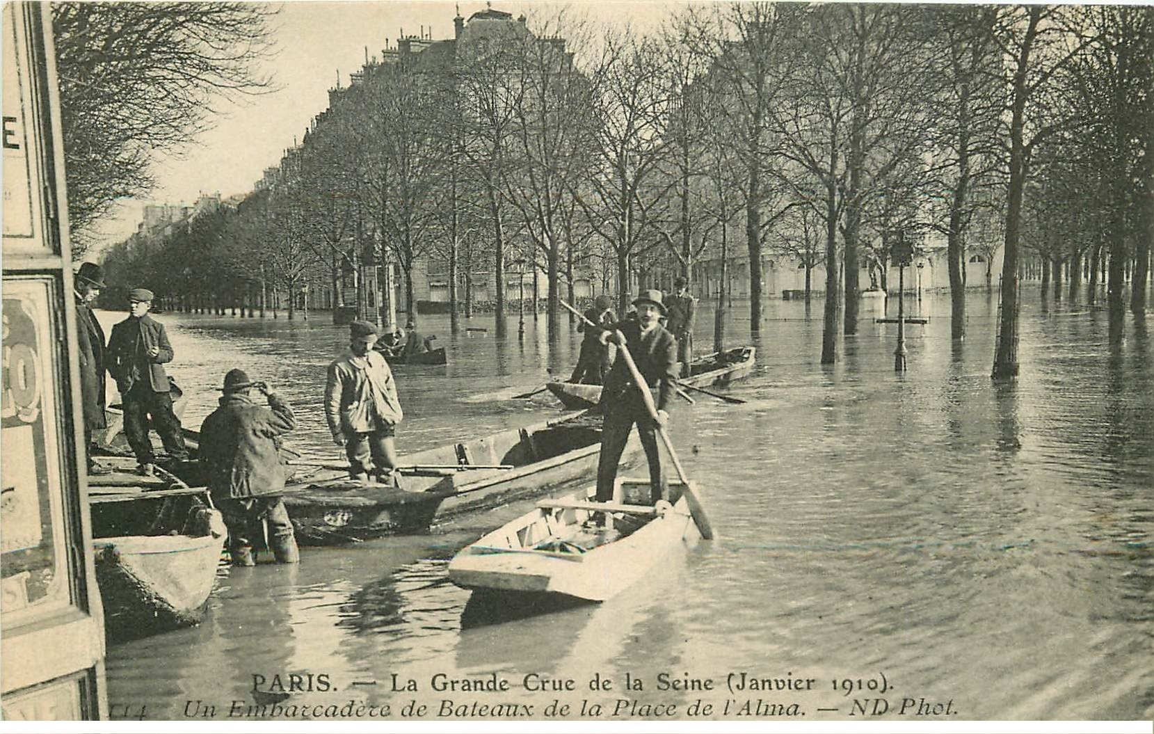 carte postale ancienne INONDATION ET CRUE DE PARIS 1910. Place de l'Alma embarcadère de Bateaux