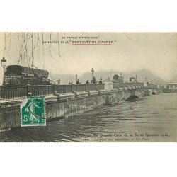 carte postale ancienne INONDATION ET CRUE DE PARIS 1910. Pont des Invalides. Collection Morrhuëtine Jungken