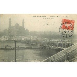 carte postale ancienne INONDATION ET CRUE DE PARIS 1910. Pont Trocadéro péniche bloquée