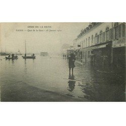 INONDATIONS ET CRUE DE PARIS 1910. Quai de la Gare femme dans l'eau