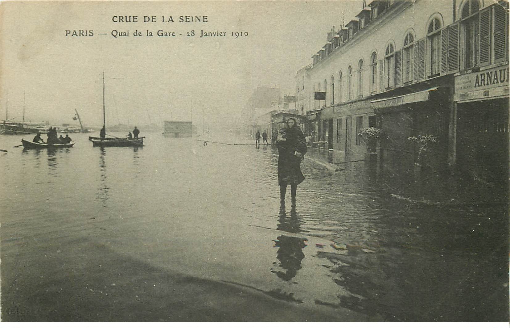 INONDATIONS ET CRUE DE PARIS 1910. Quai de la Gare femme dans l'eau