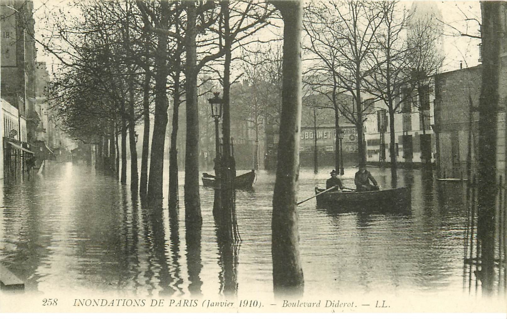 carte postale ancienne INONDATION ET CRUE DE PARIS 1910. Boulevard Diderot près de l'Ecole