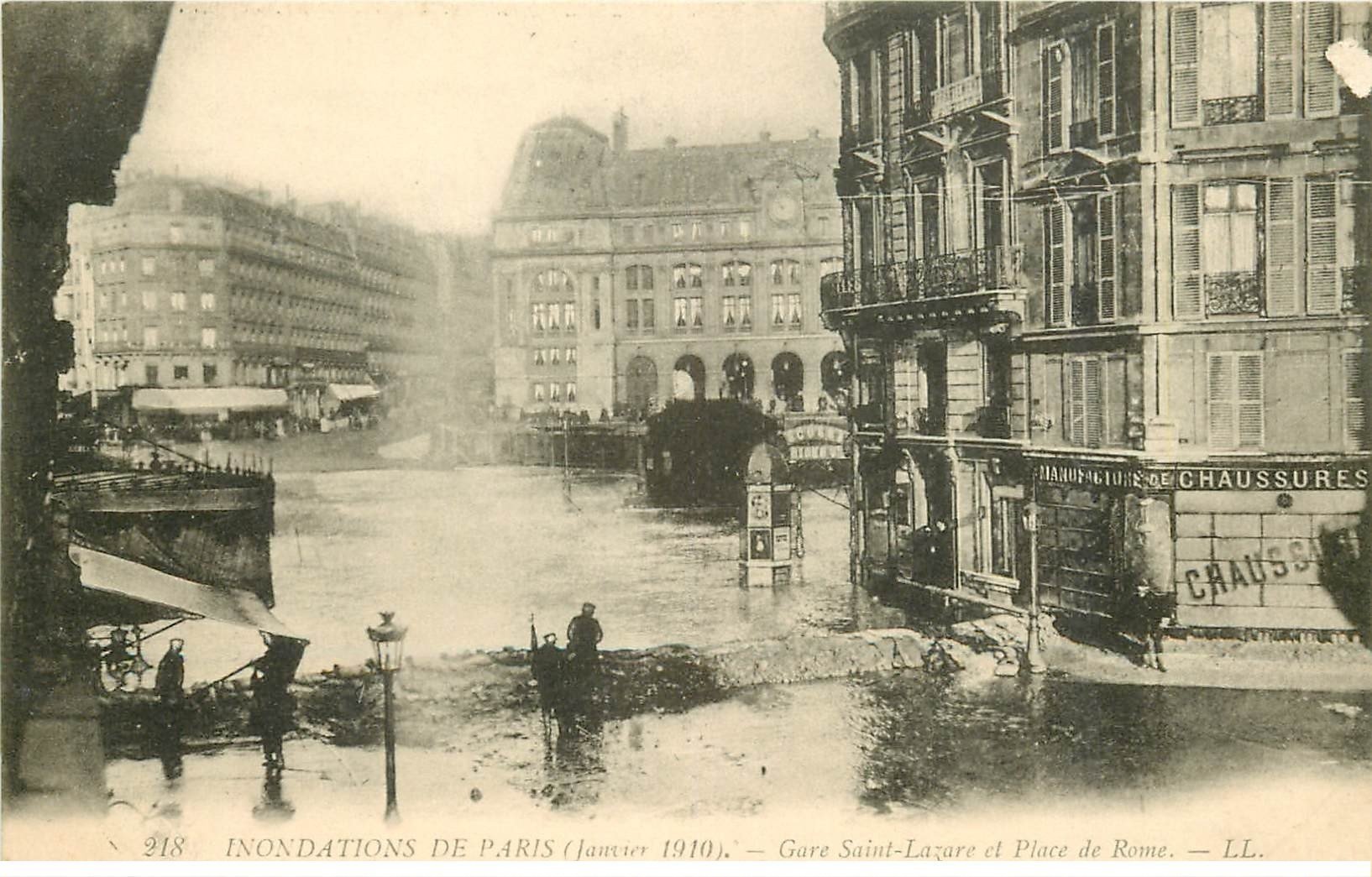 carte postale ancienne INONDATION ET CRUE DE PARIS 1910. Gare Saint-Lazare Place Rome