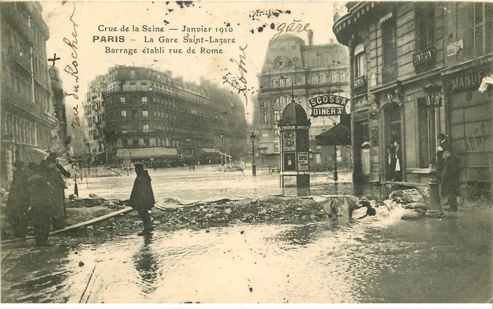 INONDATION ET CRUE DE PARIS 1910. Gare Saint-Lazare barrage rue de Rome