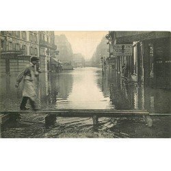 carte postale ancienne INONDATION ET CRUE DE PARIS 1910. Rue de la Pépinière Café 2 Billards