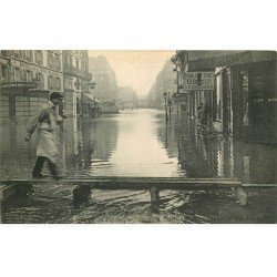 carte postale ancienne INONDATION ET CRUE DE PARIS 1910. Rue de la Pépinière Café 2 Billards