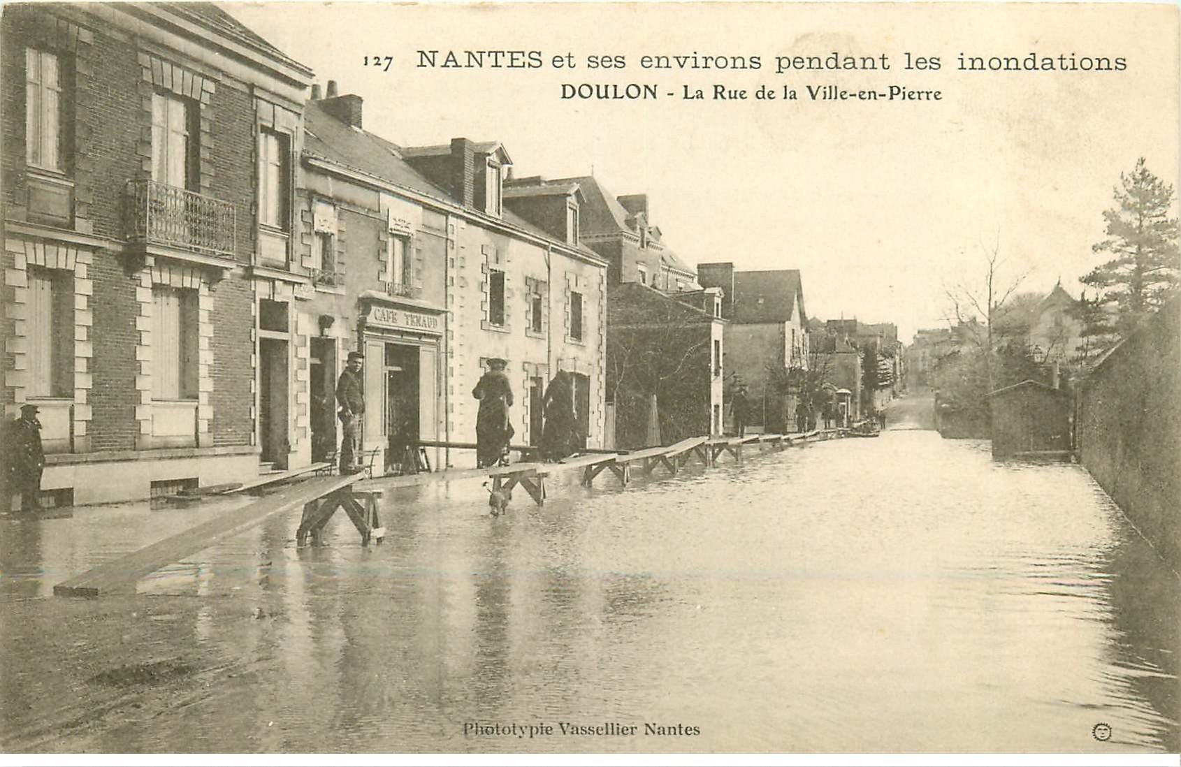 Inondation et Crue de 1910. NANTES 44. Rue de la Ville en Pierre Café Tenaud