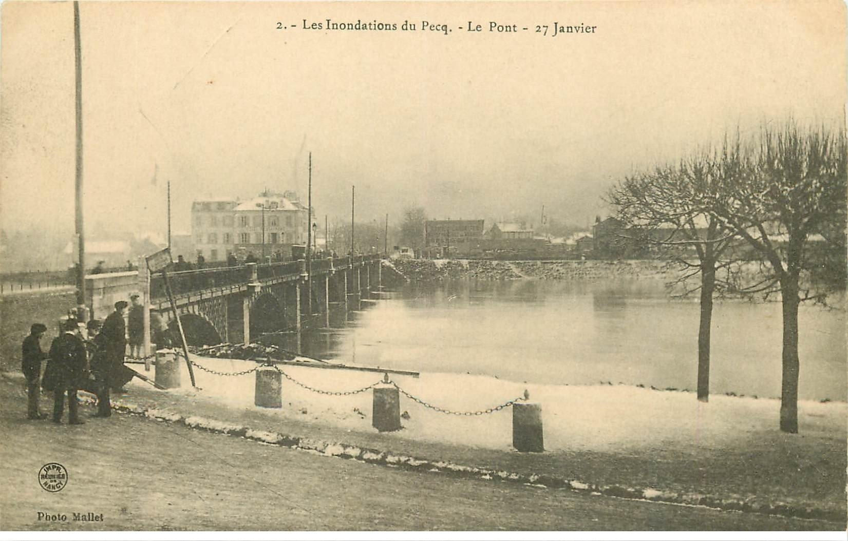 carte postale ancienne Inondation et Crue de 1910. LE PECQ 78. Le Pont