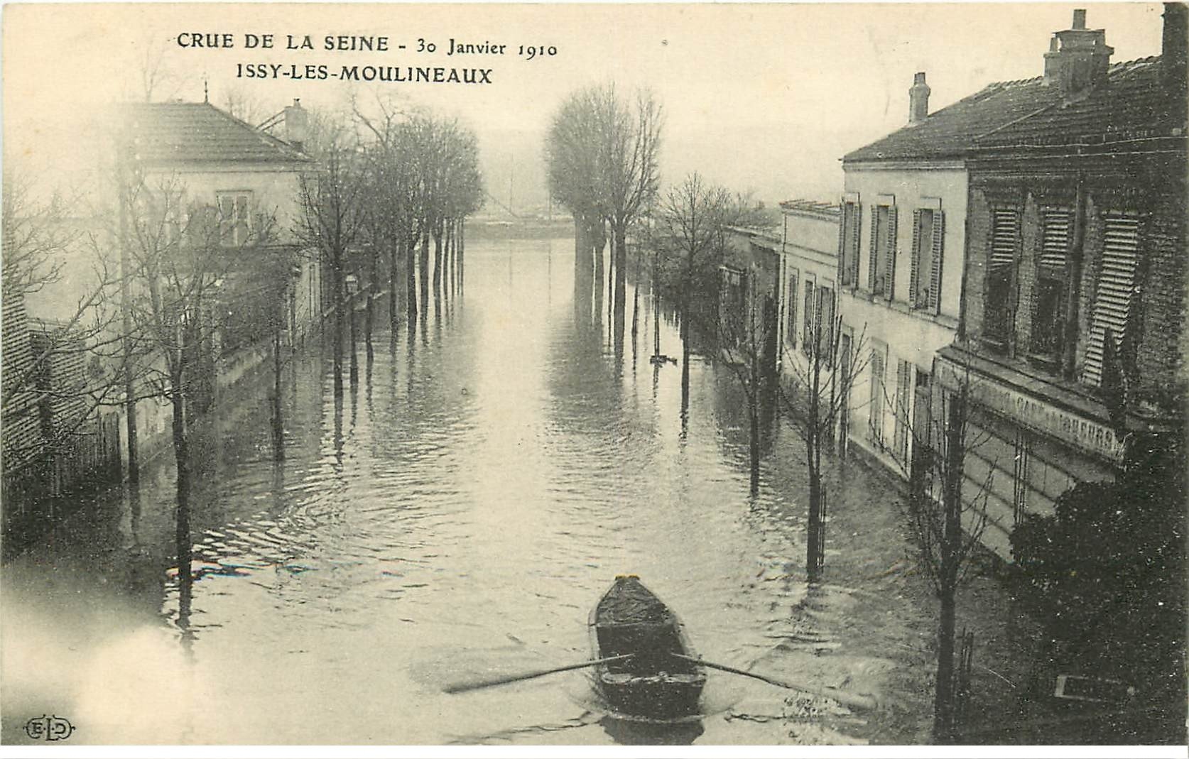 Inondations et Crue de 1910. ISSY-LES-MOULINEAUX 92. Barque devant le Tabac