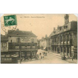 carte postale ancienne 10 TROYES. Place de l'Hôtel de Ville 1912 Café Billard de la Ville (coins supérieurs biseautés)...
