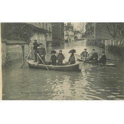 carte postale ancienne Inondation et Crue de 1910. ASNIERES 92. En route pour le Home Rue du Maine