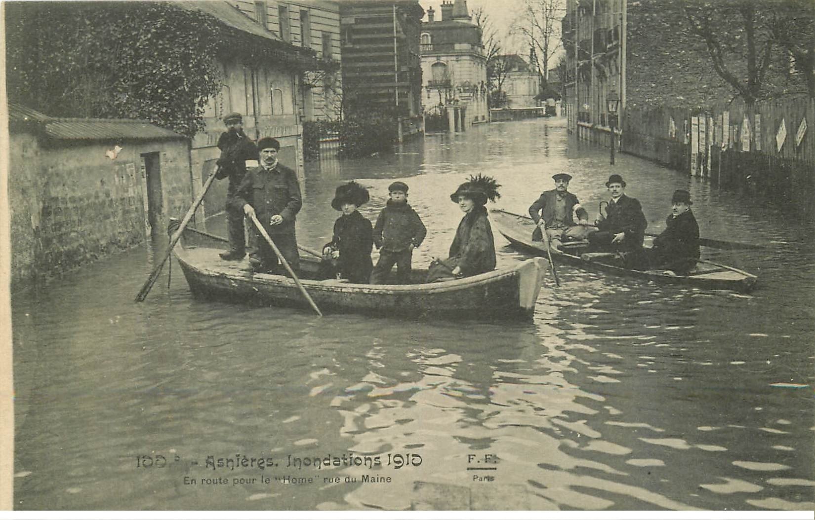 carte postale ancienne Inondation et Crue de 1910. ASNIERES 92. En route pour le Home Rue du Maine