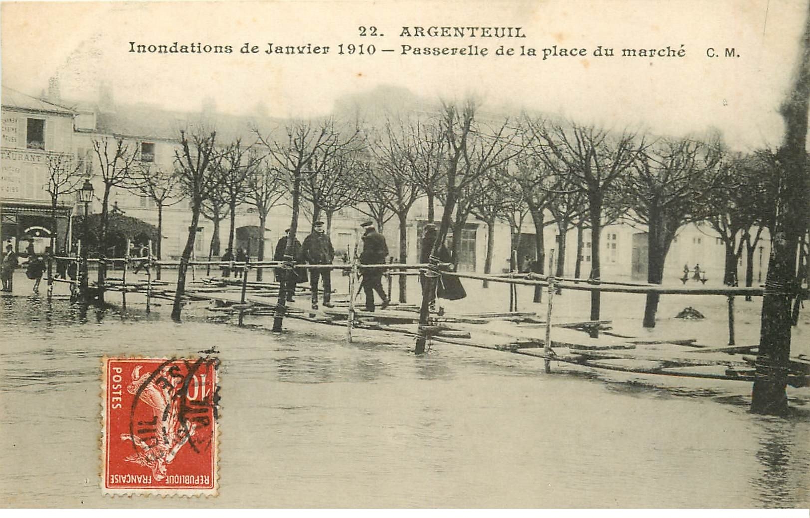 Inondations et Crue de 1910. ARGENTEUIL 95. Place du Marché passerelle