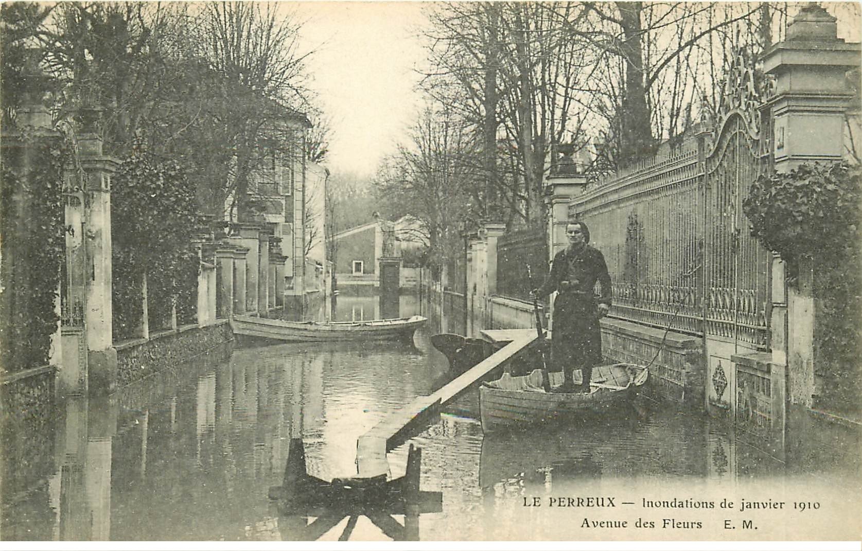 Inondation et Crue de 1910. LE PERREUX 94. Un Zouave Avenue des Fleurs