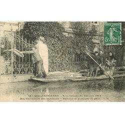 Inondation et Crue de 1910. ASNIERES 92. Batelier Porteur de pain ravitaillement des habitants