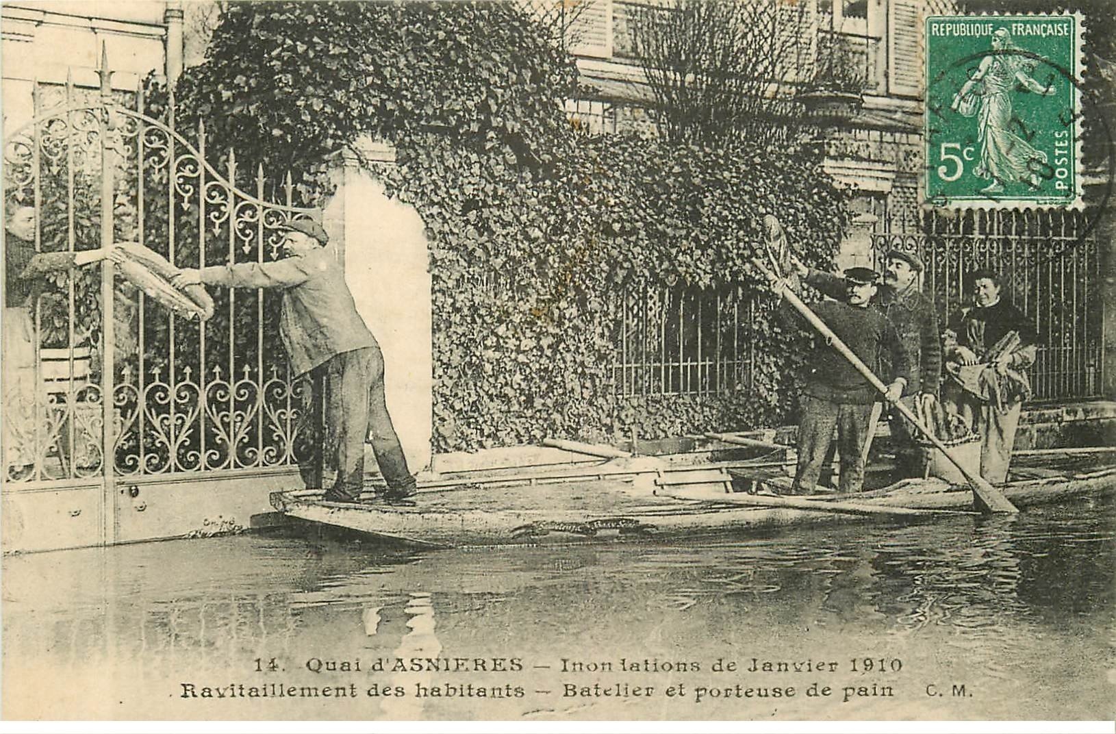 Inondation et Crue de 1910. ASNIERES 92. Batelier Porteur de pain ravitaillement des habitants