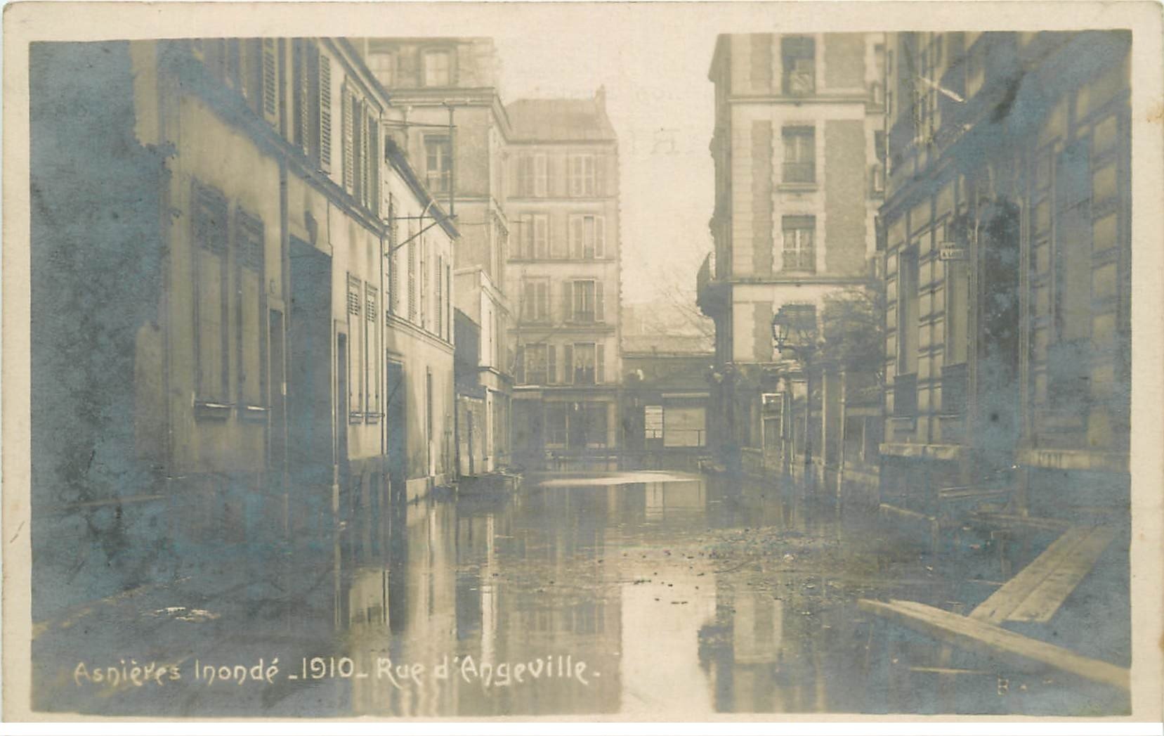 carte postale ancienne Inondation et Crue de 1910. ASNIERES 92. Rue Angeville. Carte Photo
