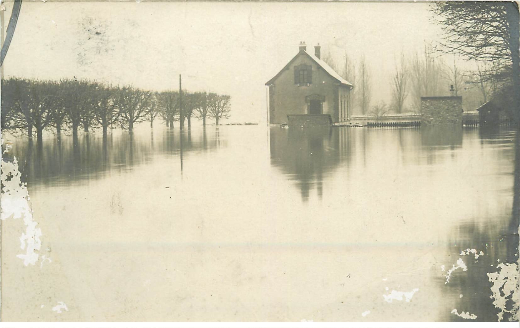 Inondations et Crue de 1910. COLOMBES 92. Carte Photo. Etat moyen...
