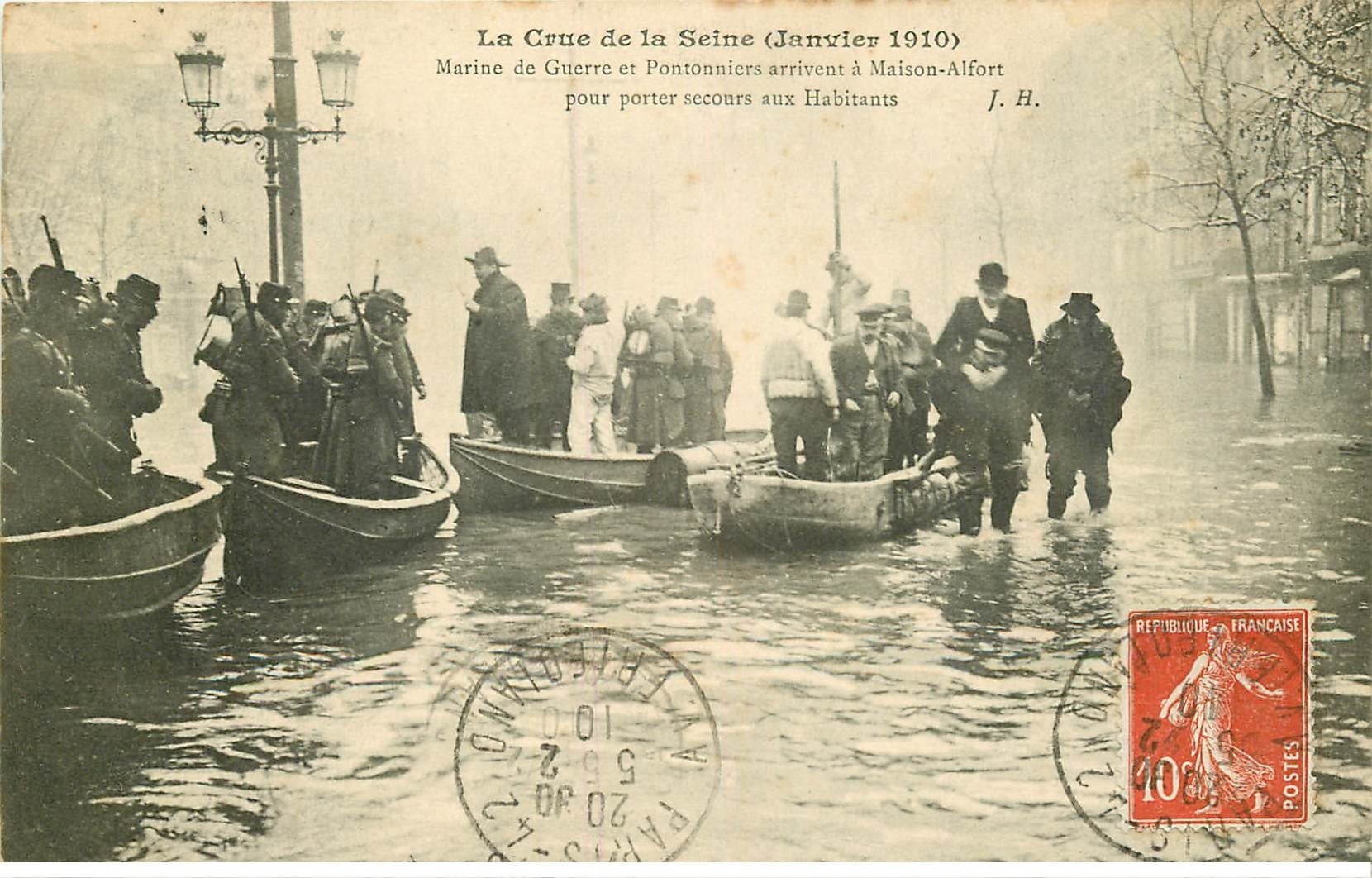 carte postale ancienne Inondation et Crue de 1910. MAISONS-ALFORT 94. Pontonniers secouristes
