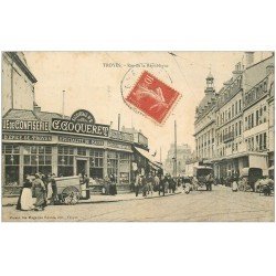 carte postale ancienne 10 TROYES. Rue de la République 1913. Poussette de livraison Coqueret Spécialité de Cafés